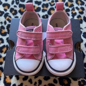 Toddler pink converse size 4